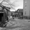 Tid för avveckling vid Barnhemsgatan 6 i Linköping. Fotoåret 1960 stod fastighetens äldre hus inför rivning.