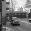 In på gården till Barnhemsgatan 6 i Linköping. Foto 1960.