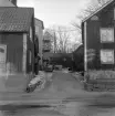 Från den vid tiden ännu tätt bebyggda fastigheten Barnhemsgatan 6 i Linköping. Foto 1960.