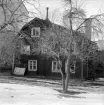 Ett närmast organiskt påbyggt bostadshus till Barnhemsgatan 6 i Linköping. Vy från söder. Foto 1960.