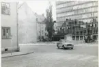 Västerås, Östermalm, kv. Melker.
Rivningstomt i korsningen Munkgatan/Kopparbergsvägen. 1966.