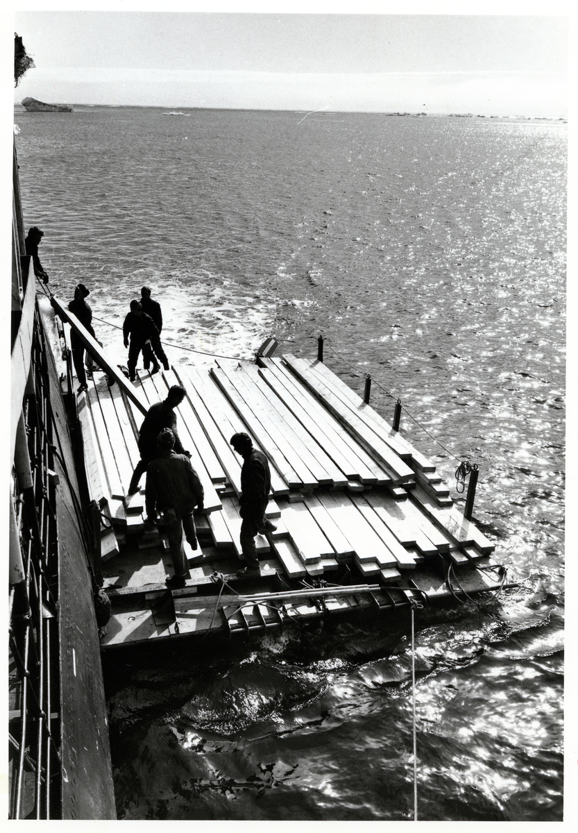 Oljeleting på Hopen. "M16 - then the pontoons."
