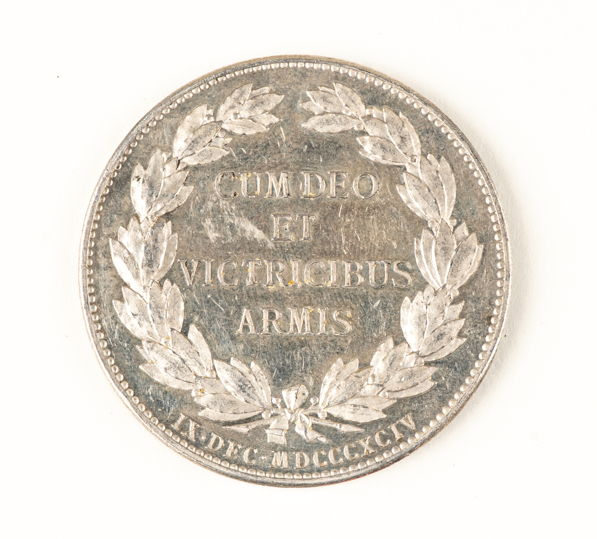 Medalj, minnespenninge i silver till 300-årsminnet av Gustaf II Adolfs (regent 30.10.1611–6.11.1632) födelse. 

Åtsidan: GUSTAVUS . ADOLPHUS. D.G. SVECORUM. REX. IX. DEC. MDXCIV. Bröstbild åt höger i harnesk med mantelveck och bred spetskrage, huvudet bart, lagerbekransat. 
Frånsidan: En upptill öppen, nedtill med bandrosett hopfästad lagerkrans, inuti vilken läses: CUM DEO ET VICTRICIBUS ARMIS på 4 rader. Nedanför kransen IX.DEC.MDCCCXCIV, allt omgivet av en pärlrand.