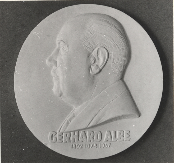 Högrelief av Gerhard Albe.