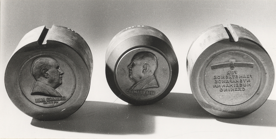 Djuprelief av Gerhard Albe.
Baksidan: 24506.
1/7 1957    G.B.