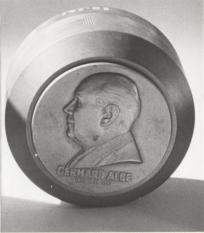 Djuprelief av Gerhard Albe.
Baksidan: 24506.
1/7 1957    G.B.