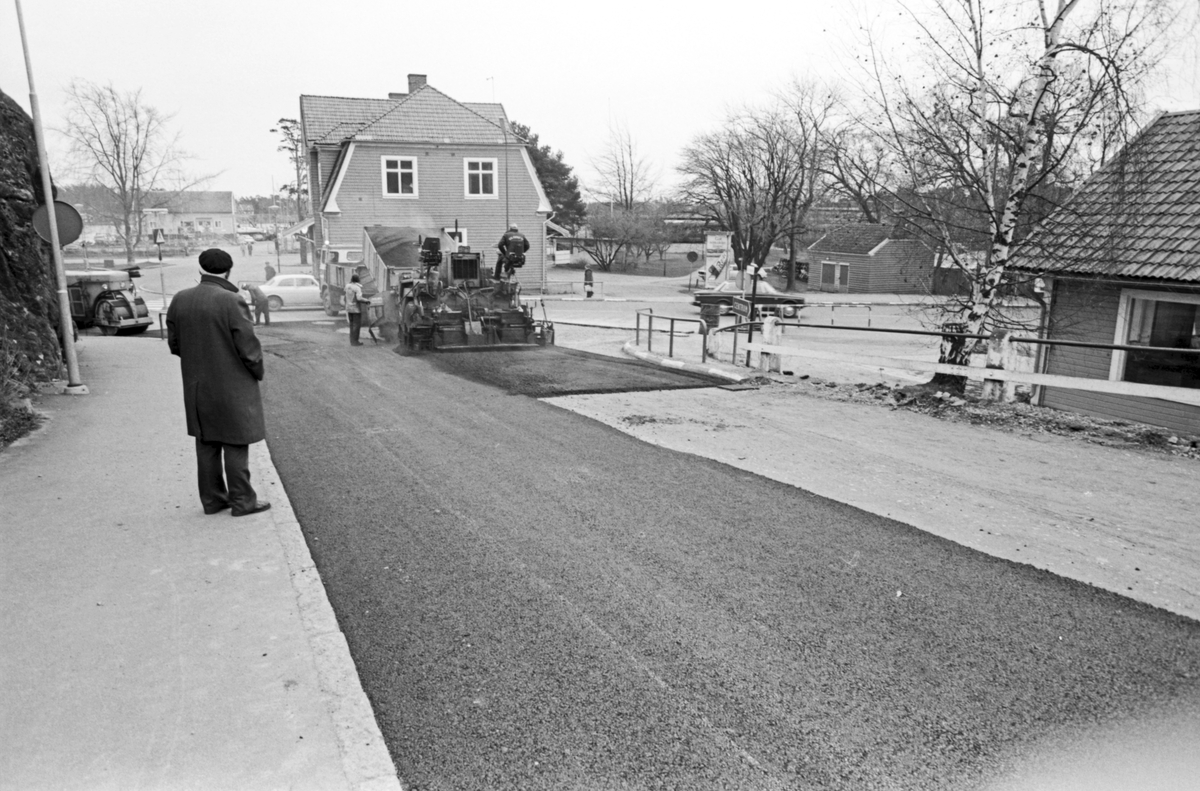 Backen från Nynäshamns station upp till Centralgatan asfalteras. I och med det tas den sista gatan med gatsten i Nynäshamn bort. Fotografiet publicerat i Nynäshamns Posten 1978-11-17 med bildtexten: "Så var den sista gatstensbacken i Nynäshamn borta. Men vi tror inte så värst många sörjer stenarna i Järnvägsbacken som i tisdags fick ny rykande asfalt, då de gamla stenarna kunde vara förrädiskt hala så fort det blev aningen fuktigt i luften."

Trafik.