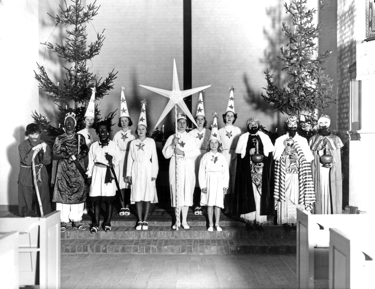 Röda korsets luciatåg i Nynäshamns kyrka. I luciatåget ingår stjärngossar, de tre vise männen, Judas och två figurer till som eventuellt ska föreställa kung Herodes. 

Årshögtider, religion, traditioner, förening.