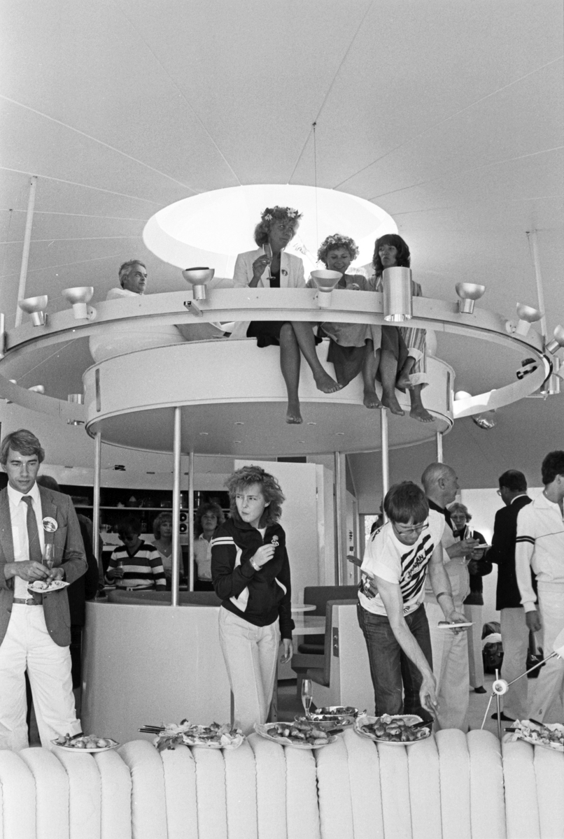 Interiör från Villa Spies (även kallad Villa Fjolle, den "tokiga villan"), Torö. Byggd 1969 för den danske affärsmannen Simon Spies. Byggnaden med sin futuristiska stil ritades av arkitekten Staffan Berglund. Rund matsalsgrupp som kan höjas och sänkas mellan våningsplanen. Fotot taget i samband med Simons Spies giftermål med Janni Spies född Brodersen.