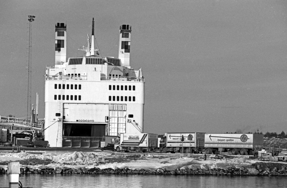 Fartyget Anna Karenina, som trafikerade S:t Petersburg - Nynäshamn - Kiel. Fartyget anlöper Nynäshamn för första gången. Fotografiet publicerat i Nynäshamns Posten 1992-02-21. 

Nyhet, sjöfart, underhållning.