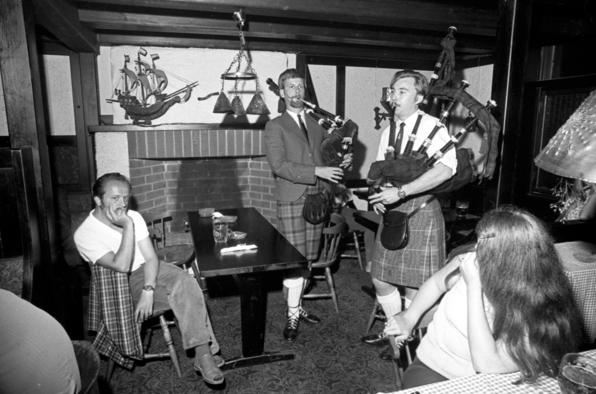 Två män som spelar säckpipa på puben Old Bell. Bilden är tagen i samband med Old Bells "Engelska vecka" i början av juli 1972. 

Musik, nöje, restaurang.