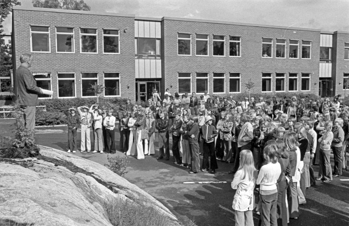Skolstart på Gröndalsskolan. Rektor hälsar eleverna i årskurs 7 välkomna på skolgården. Sjuorna kom från Viaskolan, Svandammaskolan och från Ösmo och Sorunda. Fotot publicerat i Nynäshamns Posten 1972-08-25. 

Undervisning.