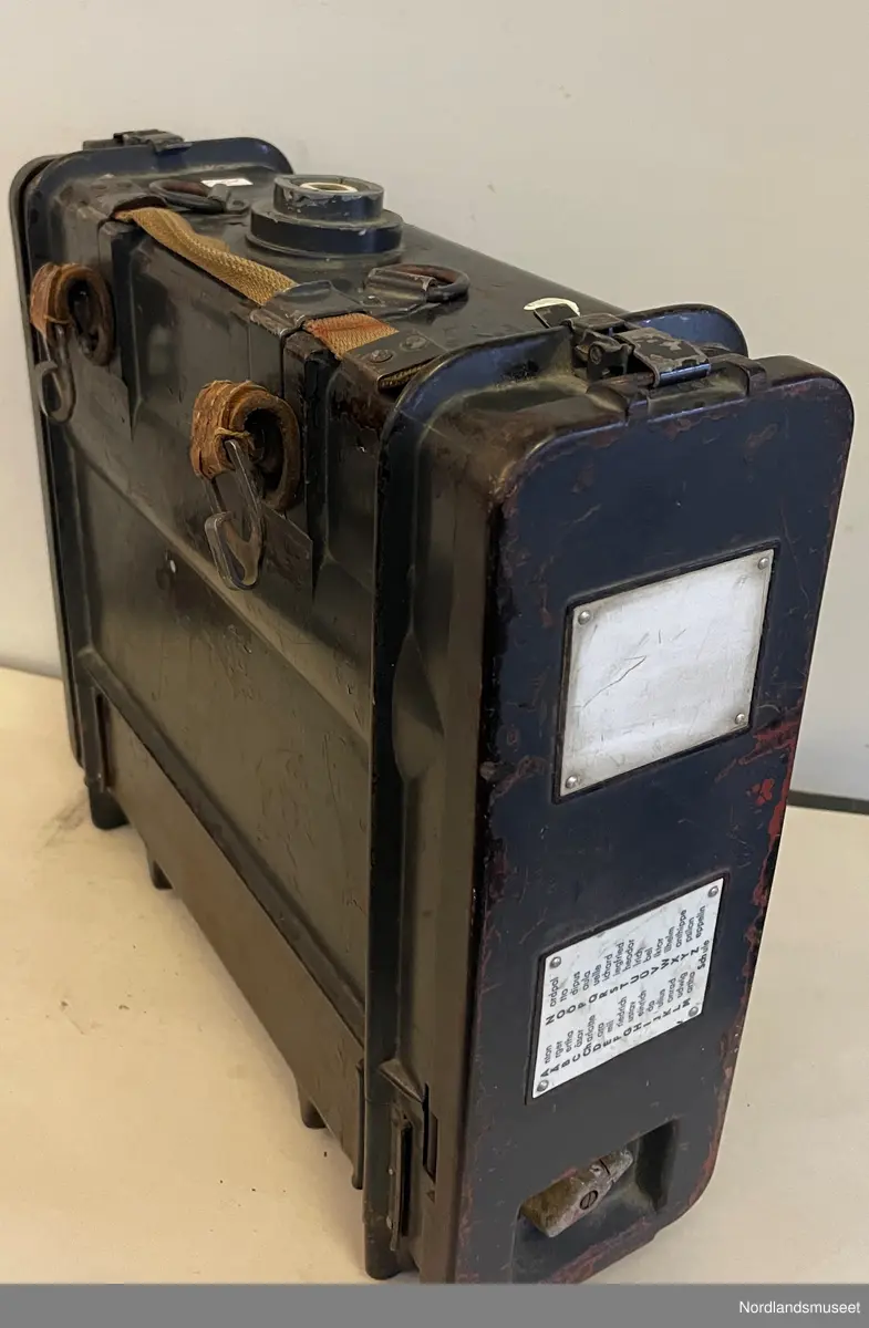Feldfu.b   Nr 001391  41
Produsert av ulike selskaper for tyske væpnede styrker eller avdelinger (Reichswehr, Wehrmacht, Bundeswehr, NVA, BND, politi osv.)