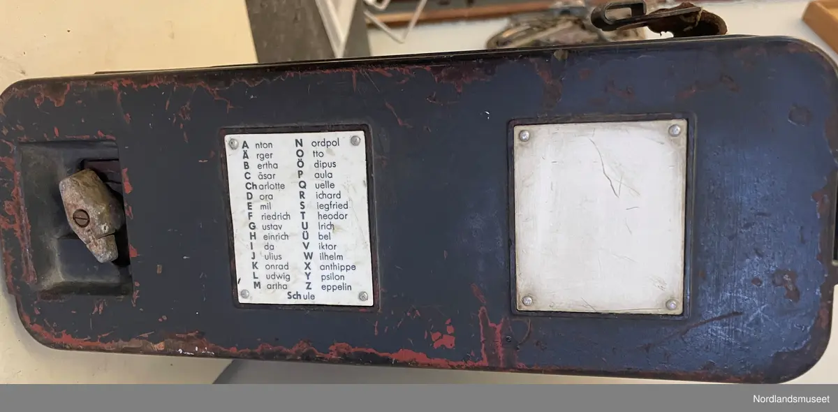 Feldfu.b   Nr 001391  41
Produsert av ulike selskaper for tyske væpnede styrker eller avdelinger (Reichswehr, Wehrmacht, Bundeswehr, NVA, BND, politi osv.)
