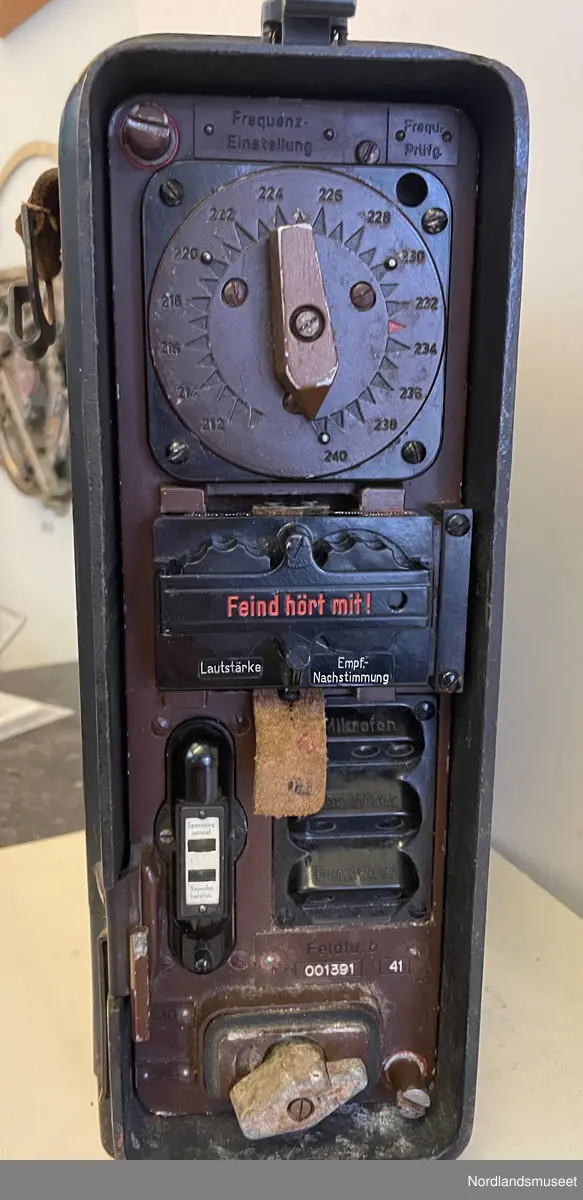 Feldfu.b   Nr 001391  41
Produsert av ulike selskaper for tyske væpnede styrker eller avdelinger (Reichswehr, Wehrmacht, Bundeswehr, NVA, BND, politi osv.)