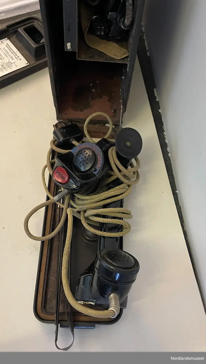 Feldfu.b   Nr 001391  41
Produsert av ulike selskaper for tyske væpnede styrker eller avdelinger (Reichswehr, Wehrmacht, Bundeswehr, NVA, BND, politi osv.)