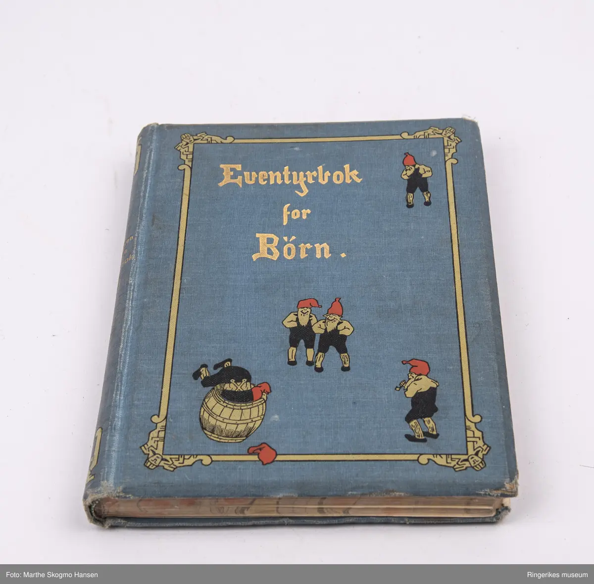 Eventyrbog for Børn. Norske folkeeventyr av Peter Chr. Asbjørnsen og Jørgen Moe, med illustrasjoner av Erik Werenskiold og Theodor Kittelsen. Bind 1. Tredje opplag. Revidert utgave ved Moltke Moe. Utgitt av Gyldendalske boghandels forlag. Trykket i 1908 i Kristiania. 97 sider. Trukket med blått papir dekorert med trykk i gull, svart og rødt med nisser.
