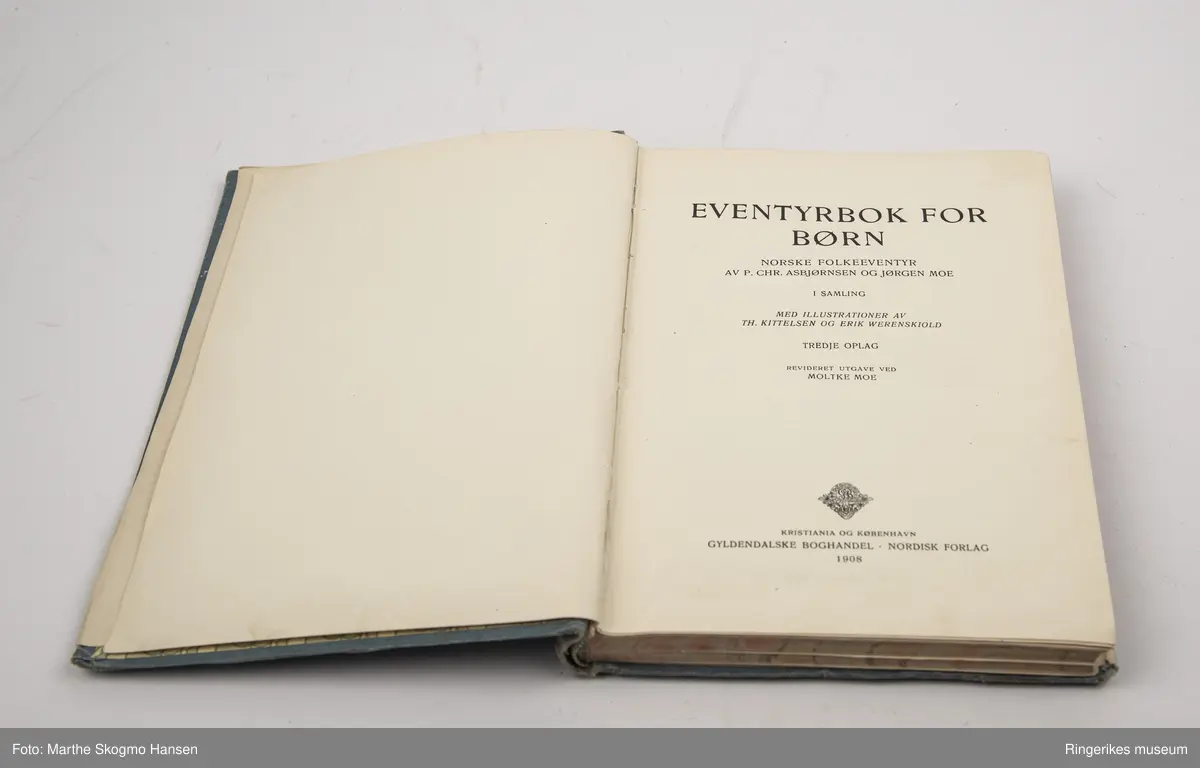 Eventyrbog for Børn. Norske folkeeventyr av Peter Chr. Asbjørnsen og Jørgen Moe, med illustrasjoner av Erik Werenskiold og Theodor Kittelsen. Bind 1. Tredje opplag. Revidert utgave ved Moltke Moe. Utgitt av Gyldendalske boghandels forlag. Trykket i 1908 i Kristiania. 97 sider. Trukket med blått papir dekorert med trykk i gull, svart og rødt med nisser.