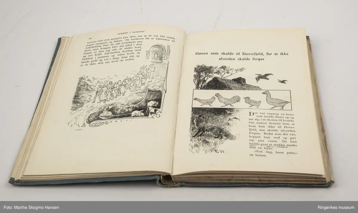 Eventyrbog for Børn. Norske folkeeventyr av Peter Chr. Asbjørnsen og Jørgen Moe, med illustrasjoner av Erik Werenskiold og Theodor Kittelsen. Bind 1. Tredje opplag. Revidert utgave ved Moltke Moe. Utgitt av Gyldendalske boghandels forlag. Trykket i 1908 i Kristiania. 97 sider. Trukket med blått papir dekorert med trykk i gull, svart og rødt med nisser.