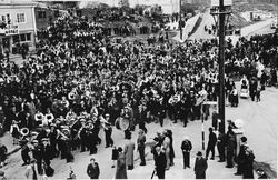 Folkehav på Ål, mulig 17. mai, frigjøringsåret 1945. På et hus til venstre er det hengt opp en plakat hvor det står "Alt for Norge".