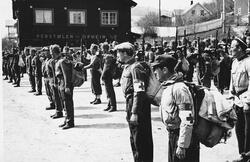 Oppstilte heimevernsoldater på Ål, mulig på 17. mai 1945.