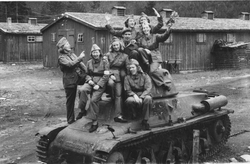 Lotter på Torpomoen i Ål feirer frigjøringen i 1945 på en fransk Hotchkiss-tank som tyske styrker hadde tatt med seg fra Frankrike.