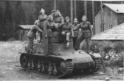 Lotter på Torpomoen i Ål feirer frigjøringen i 1945 på en fransk Hotchkiss-tank som tyske styrker hadde tatt med seg fra Frankrike.