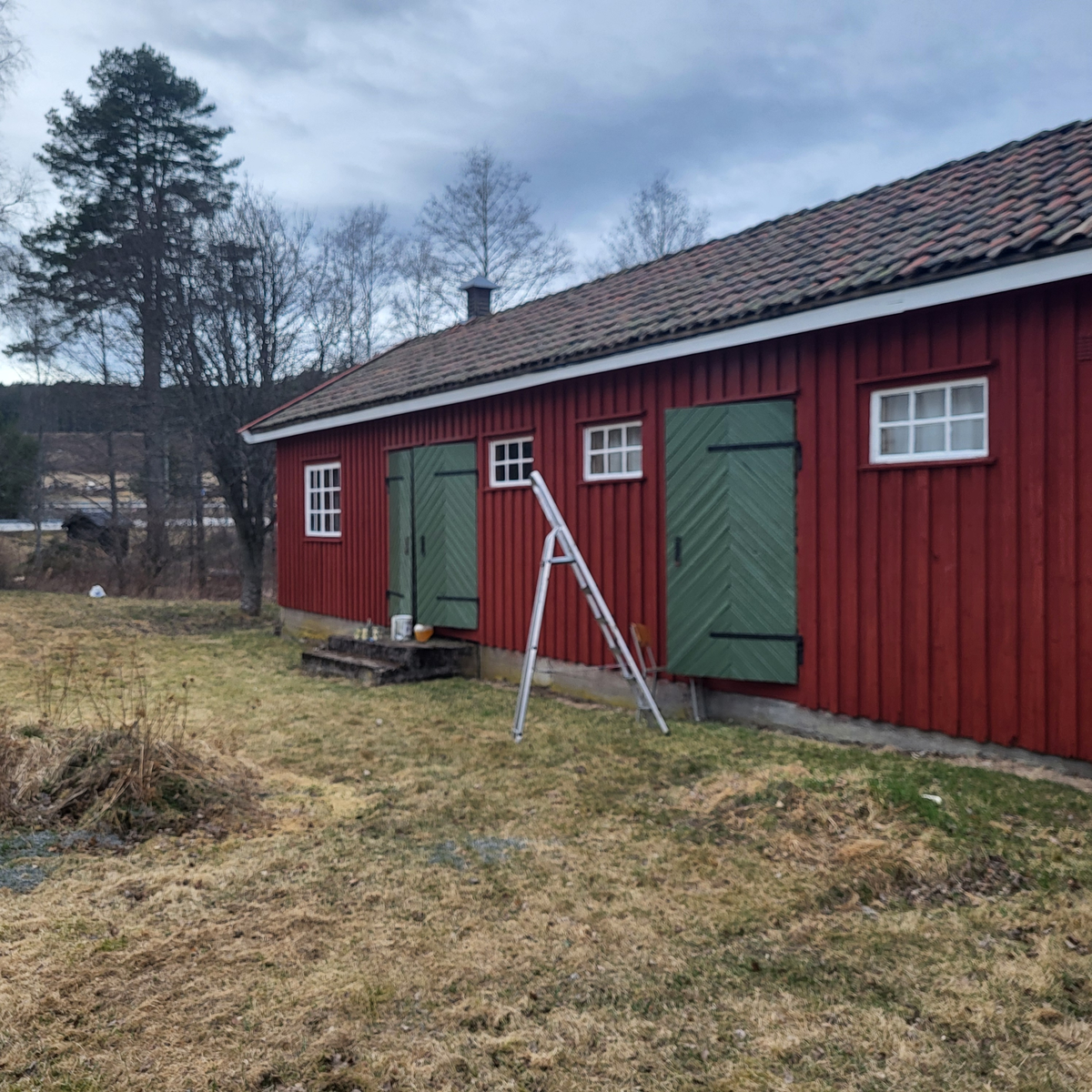 Uthuset er avlangt og består av fire rom. Bygd etter etter krigen for å dekke behovene til lærer og kjerksetue, grisehus, uthus og skåle til læreren og skåle og uthus til kjerkestua og kjerka.