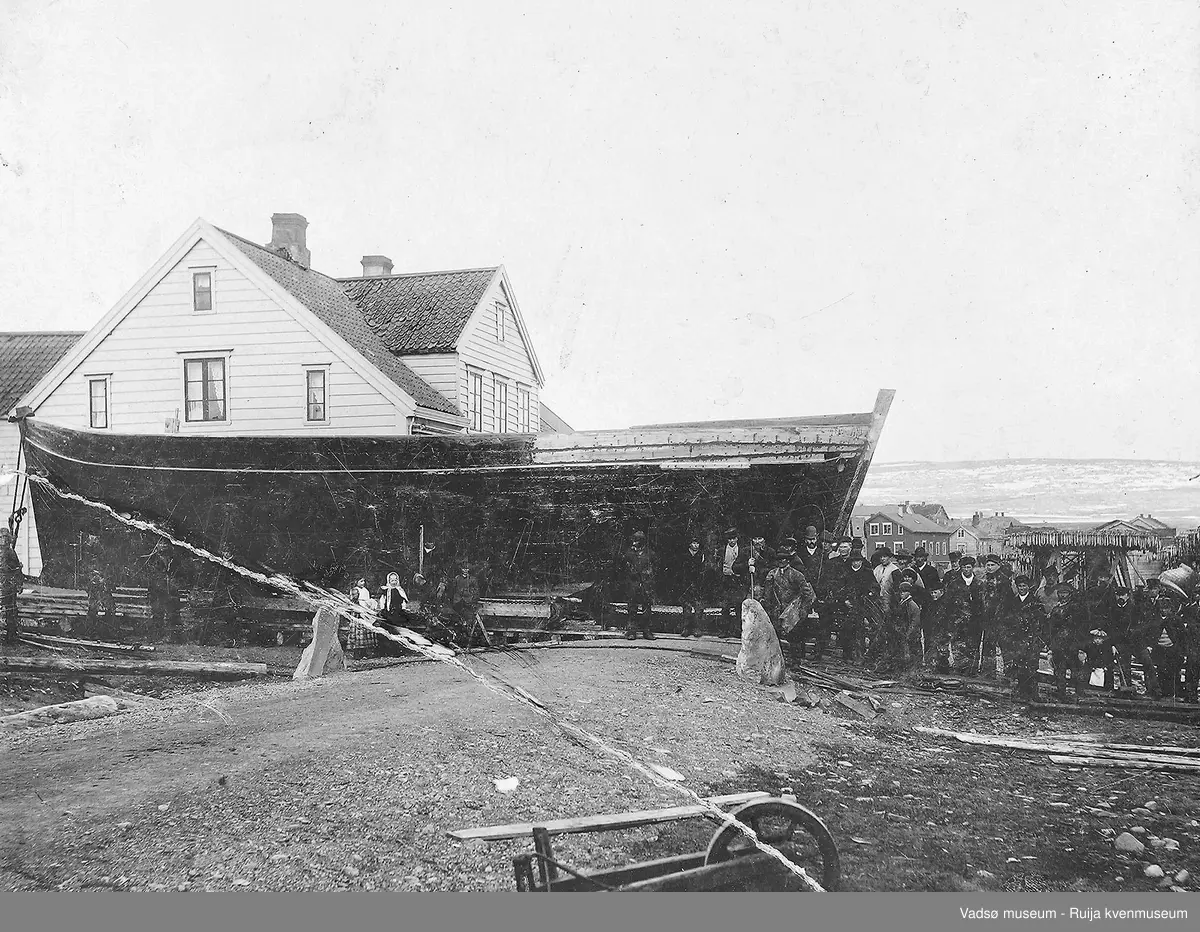 Esbensens jektebåt foran Esbensengården 1876-1878
