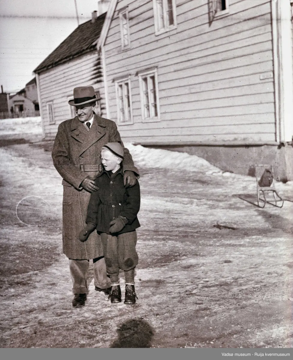 Aage og Lasse Esbensen utenfor Esbensengården ca 1940-tallet