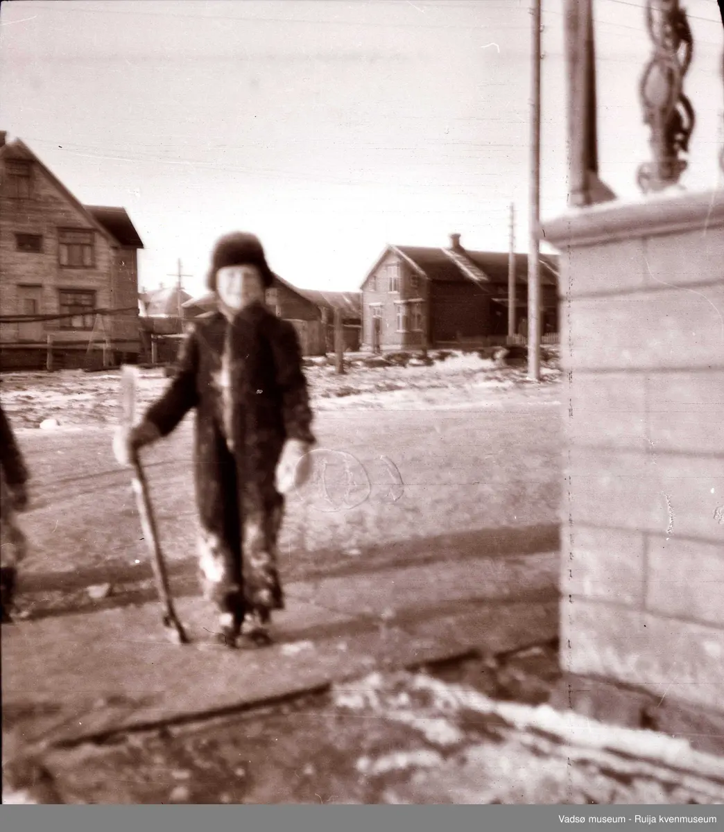 Lasse Esbensen foran Esbensengården 1940-tallet