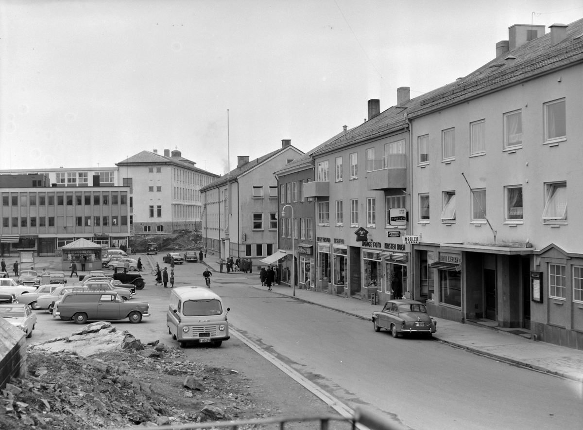 Foto fra Kongens plass på Kirklandet i Kristiansund anno 1964. Fra fotoarkivet etter portrettfotograf Claus Monge. Museet overtok arkivet sommeren 2011.