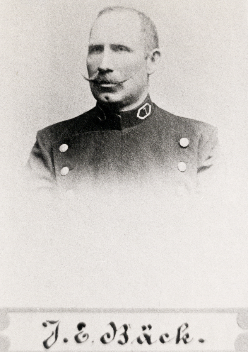 Poliskonstapel J. E. Bäck, Växjö.
Bröstbild, halvprofil. Ateljéfoto.
Jfr PMV0001.