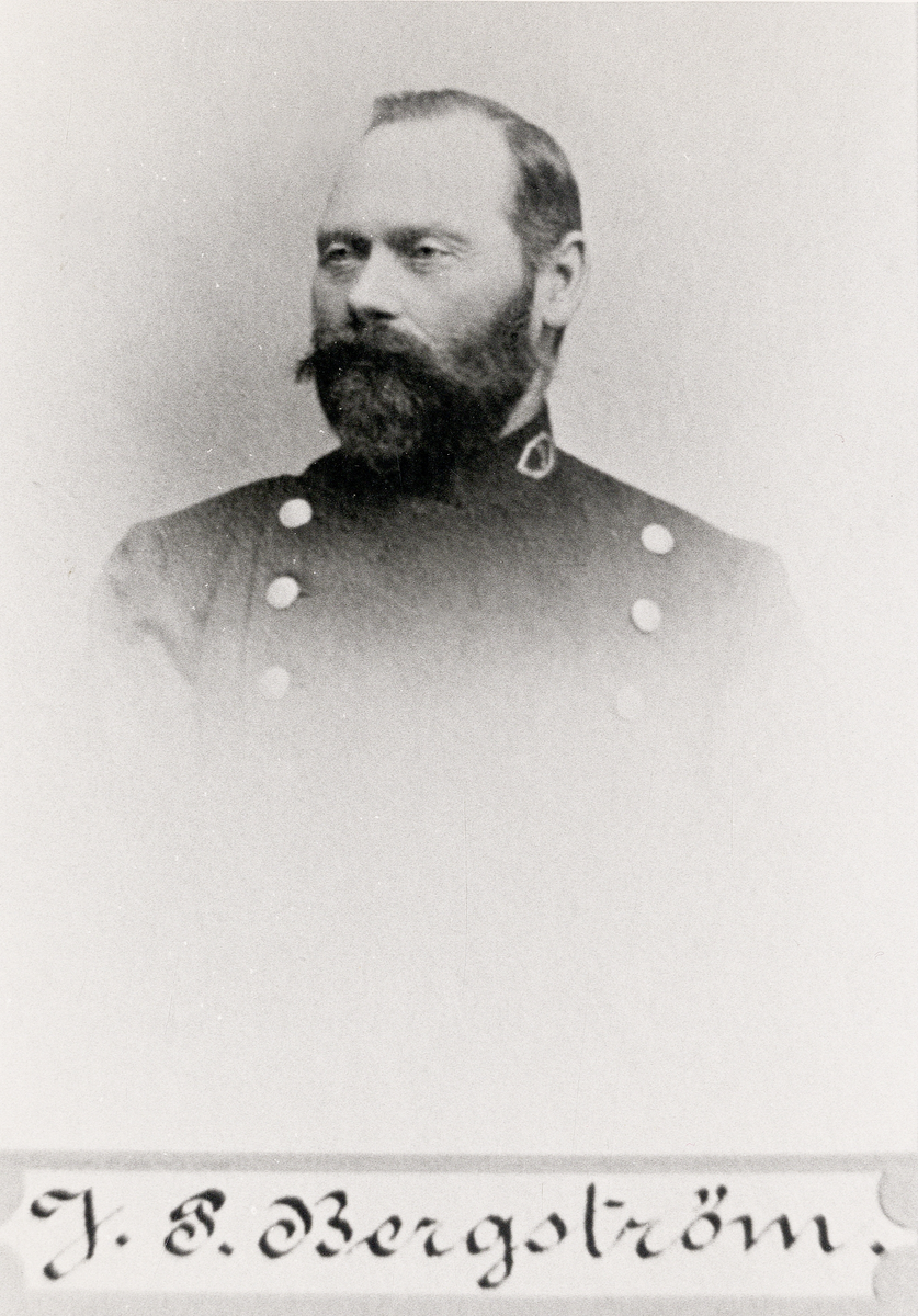Poliskonstapel J.P. Bergström, Växjö.
Bröstbild, halvprofil. Ateljéfoto.
Jfr PMV0001.