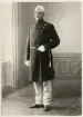 Poliskonstapel G.W. Karlsson, Växjö, iförd sommaruniform med solkask, s.k. Stanleyhatt.
Helfigur. Ateljéfoto.