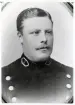 Poliskonstapel Emil Falk, Växjö.
Bröstbild, halvprofil. Ateljéfoto.