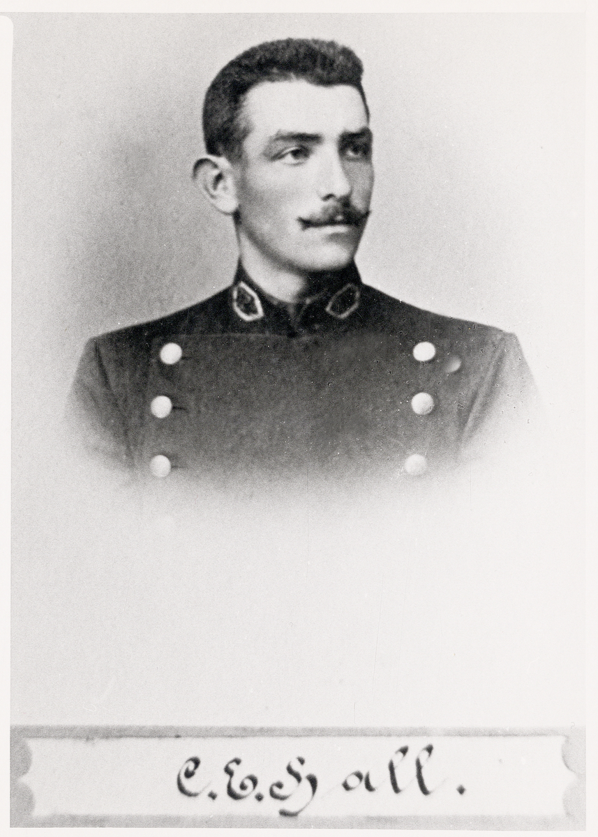 Poliskonstapel Carl E. Hall, Växjö.
Bröstbild, halvprofil. Ateljéfoto.
Jfr PMV0001.