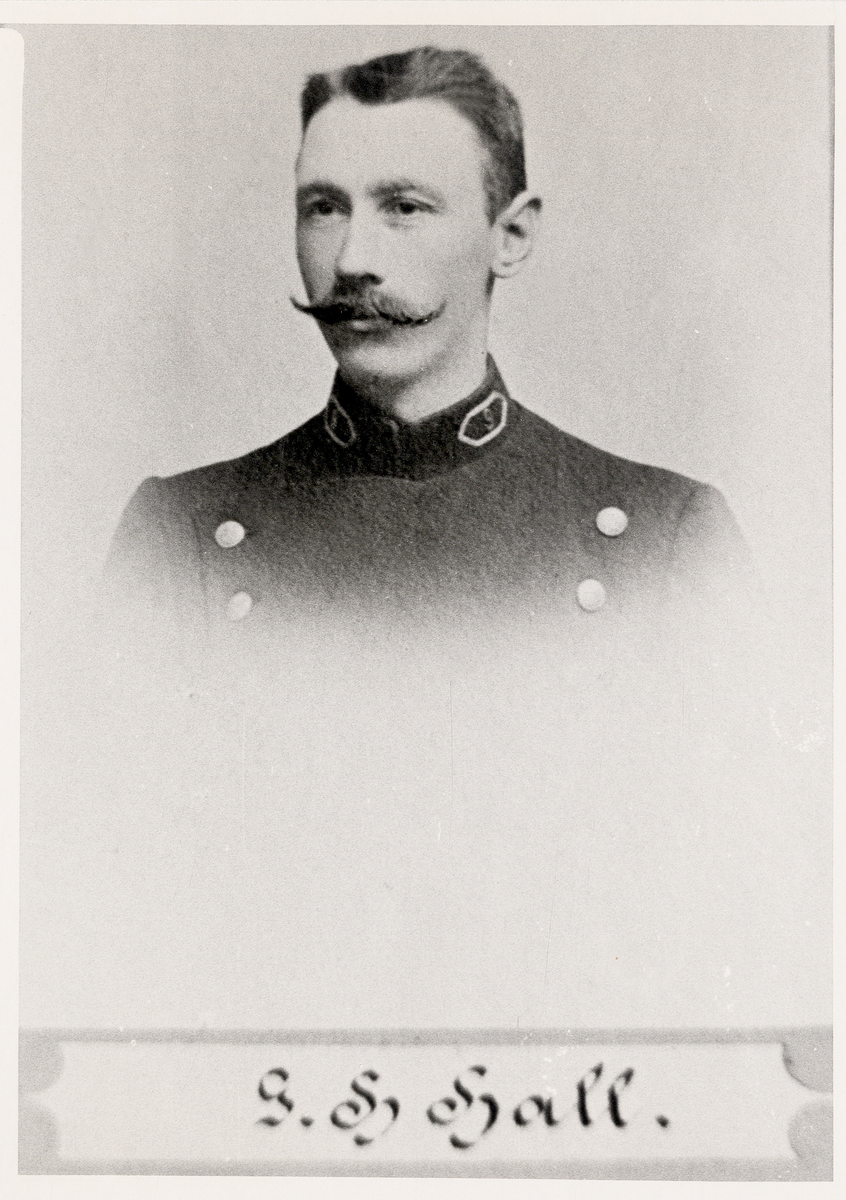 Poliskonstapel Gustaf H. Hall, Växjö.
Bröstbild, halvprofil. Ateljéfoto.
Jfr PMV0001.