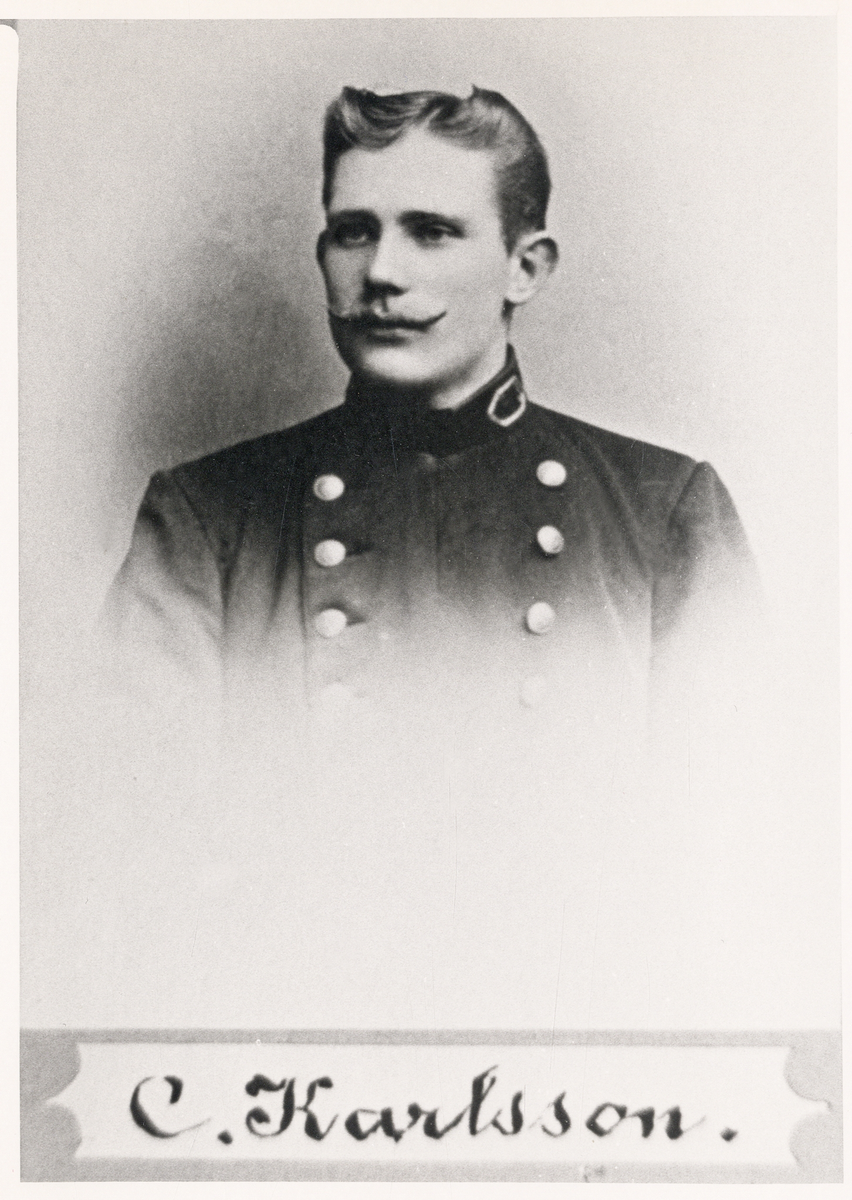 Poliskonstapel Carl Karlsson, Växjö. 
Bröstbild, halvprofil. Ateljéfoto.
Jfr PMV0001.