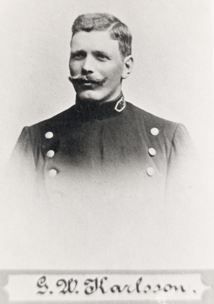 Poliskonstapel G.W. Karlsson, Växjö. 
Bröstbild, halvprofil. Ateljéfoto.
Jfr PMV0001.