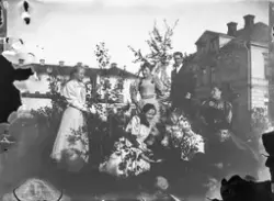 Carl Theodor och Blanche Lindahls barnaskara i trädgården vid villan på Åkersvik (mellan Västra Domsaga och Kronohäktet). Barnen heter Tyra, Signe, Erik Olof, Harald, Frida, Herman och Elsa. I bakgrunden syns Kronohäktet.