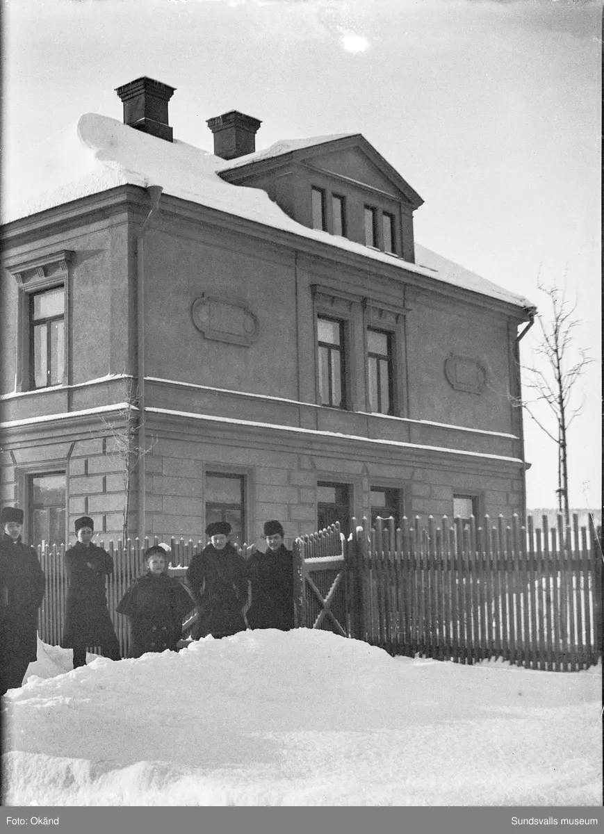 Carl Theodor Lindahls villa på Åkersvik (mellan Västra Domsaga och Kronohäktet). Fem oidentifierade personer står utanför grinden vid en snödriva.