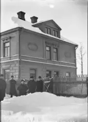 Carl Theodor Lindahls villa på Åkersvik (mellan Västra Domsaga och Kronohäktet). Fem oidentifierade personer står utanför grinden vid en snödriva.