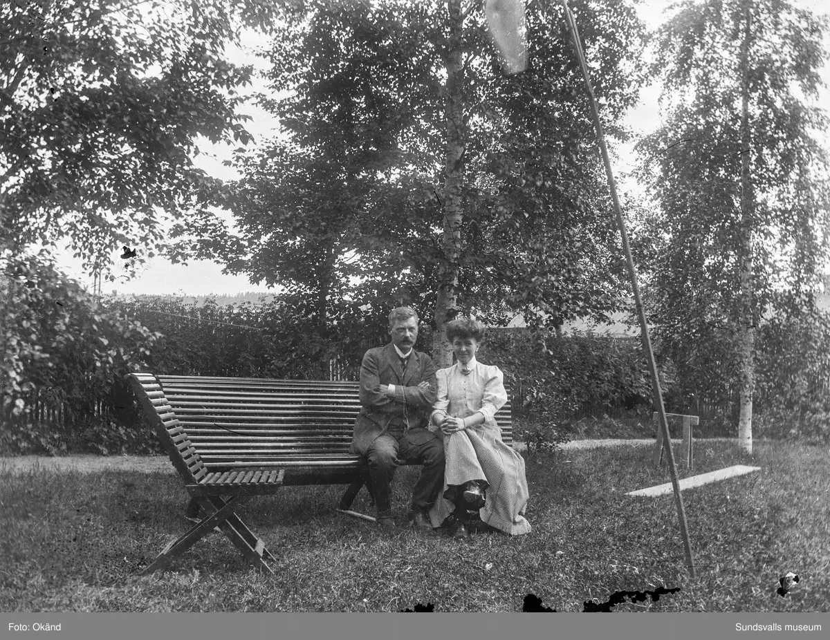 Rådman Bror Brinck och hans hustru Elsa (född Lindahl) i trädgården vid hennes barndomshem på Åkersvik (mellan Västra Domsaga och Kronohäktet).