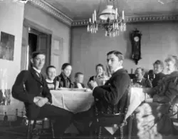 Hela familjen Lindahl i matsalen i bostaden på dåvarande adress Västra torget 2 (mellan Västra Domsaga och Kronohäktet). Under väggklockan ses Carl Theodor och till vänster om honom hustrun Blanche. De sju barnen, i åldersordning, är: Tyra, Signe, Erik Olof, Harald, Frida, Herman och Elsa.