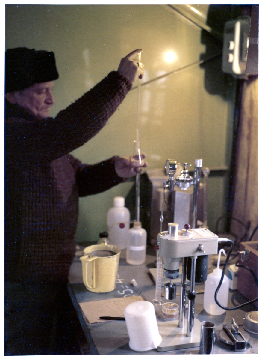 Oljeleting på Hopen, "M4 - the drilling site laboratory." 
