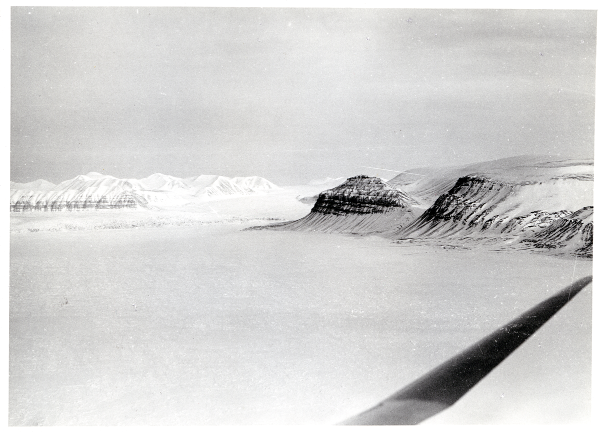 Ekspedisjon til Murdoch-hullet."3012 - versus E. - Von Postbreen with Reymyrefjellet (right). 