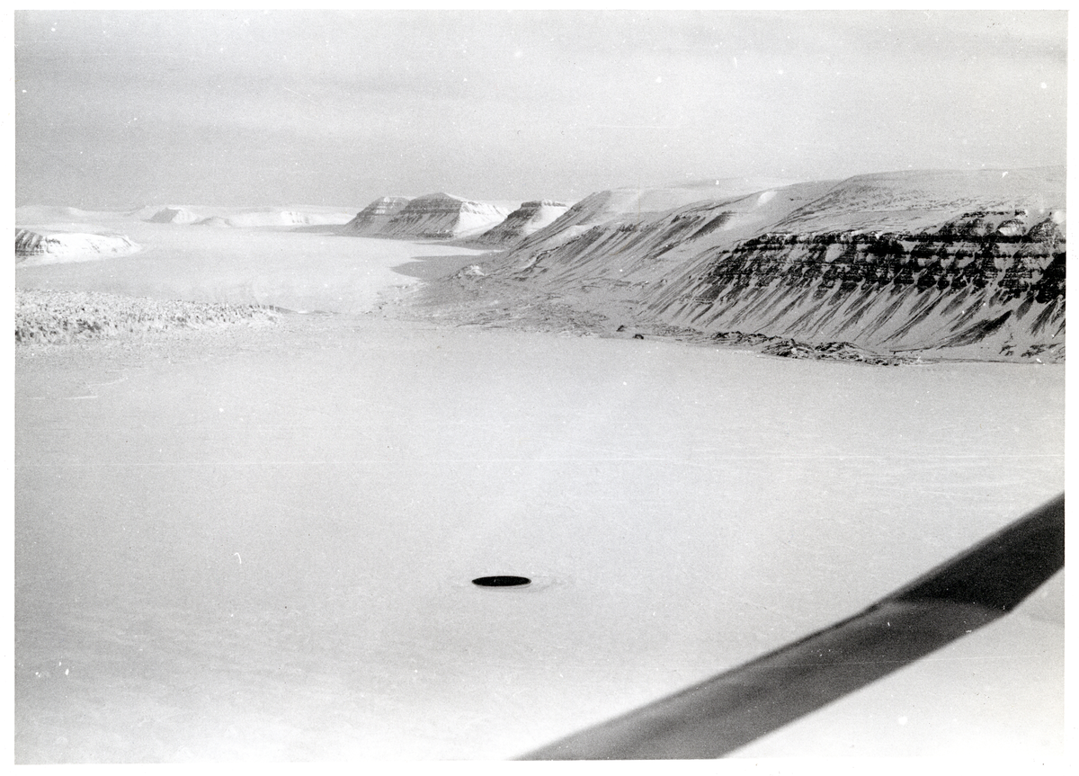 Ekspedisjon til Murdoch-hullet. "3015 - versus S.E. - Hole to Glacier = 3km."