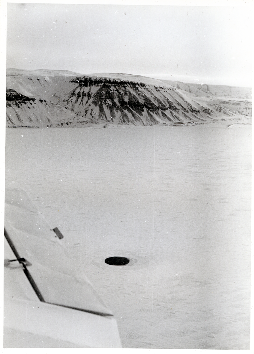 Ekspedisjon til Murdoch-hullet. "3016 - versus S. - Reymyrefjellet at 4 km."