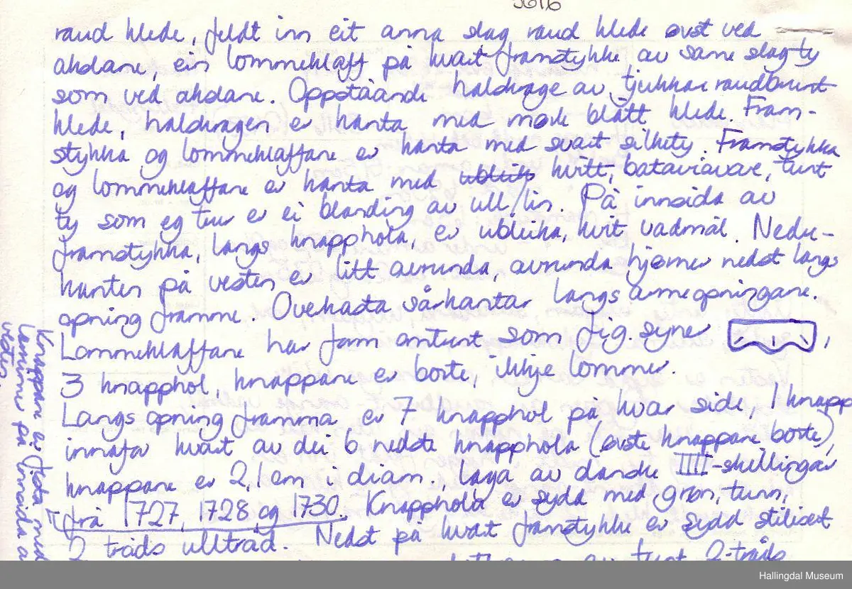 Vesten er sydd sammen av mange ulike røde stoffbiter. Ryggen av rødbrunt/orange vadmål. Nede på hver side i ryggen en liten kile av samme stoff, midt i ryggen felt inn en kile av rødbrun/orange stoff og 2 kiler av mørkt rødt stoff. Framstykkene og lommer er kantet med sort silkestoff. Framstykket og lommer er foret med lintøy.  Øverst på framstykket er foret med hvitt vadmål. 7 knapphull og 6 knapper på hver side framme. Danske mynter, III-skillinger fra 1727,1728,1730. To lommeklaffer med 3 knapphull i hver. Uten lommer. Knapphull sydd med grønn tynn 2-tråds ulltråd, Knappene er festet m/lærreim på innsiden. Nederst på hvert framstykke er bordert stilisert blomstermotiv i attersting og plattsøm av tynt 2-tråds ullgarn i gult, lys blått, grønt. Sydd og brodert for hånd.